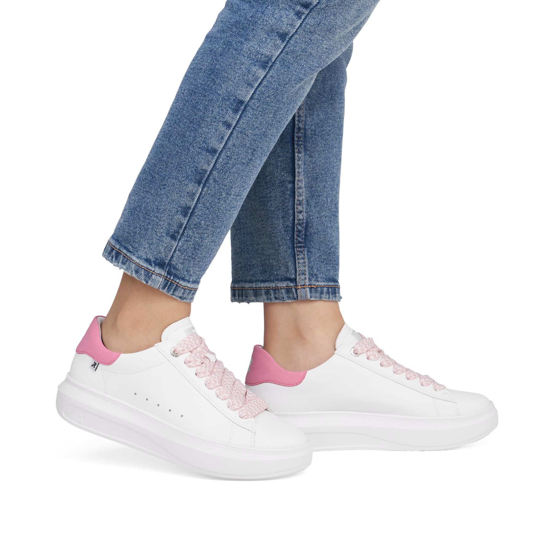 Weiße Rieker Damen Sneaker Low W1201-82 mit einer Schnürung. Schuh am Fuß.