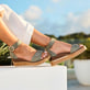 Grüne Rieker Keilsandaletten 63780-52 mit trendigen Schnalle. Schuh am Model.