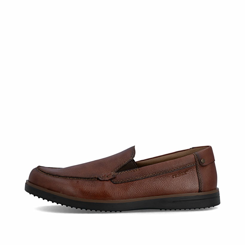 Braune Rieker Herren Slipper B2352-24 aus Glattleder mit modernen Ziernähten. Schuh Außenseite.