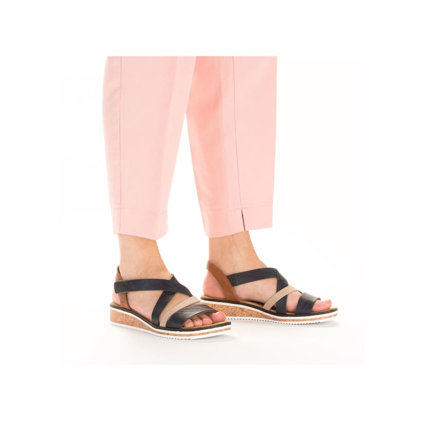 Blaue Rieker Keilsandaletten V3663-91 mit Klettverschluss sowie leichter Sohle. Schuh am Fuß.