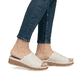 Beige Rieker Damen Pantoletten 62751-60 mit floralem Muster sowie Extraweite H. Schuh am Fuß.