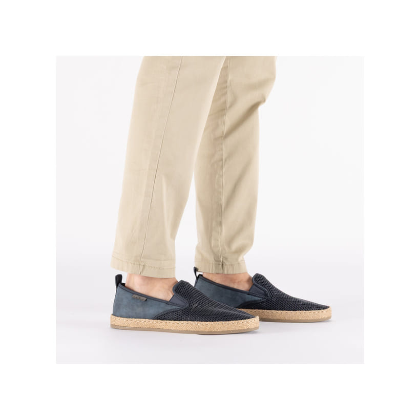 Blaue Rieker Herren Slipper B2661-14 mit einem Gummizug sowie der Komfortweite G. Schuh am Fuß.
