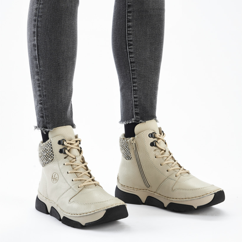 Erdbeerrote Rieker Damen Slipper 45951-33 mit einer schockabsorbierenden Sohle. Schuh Innenseite