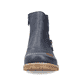 
Marineblaue Rieker Damen Kurzstiefel 73571-14 mit einer robusten Profilsohle. Schuh von vorne.