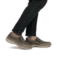 Braune Rieker Herren Slipper 03365-25 mit einem Gummizug sowie der Extraweite H. Schuh am Fuß.
