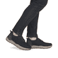 Mocassins Rieker bleus homme 06050-14 en cuir suédé avec bande élastique. Chaussure au pied.