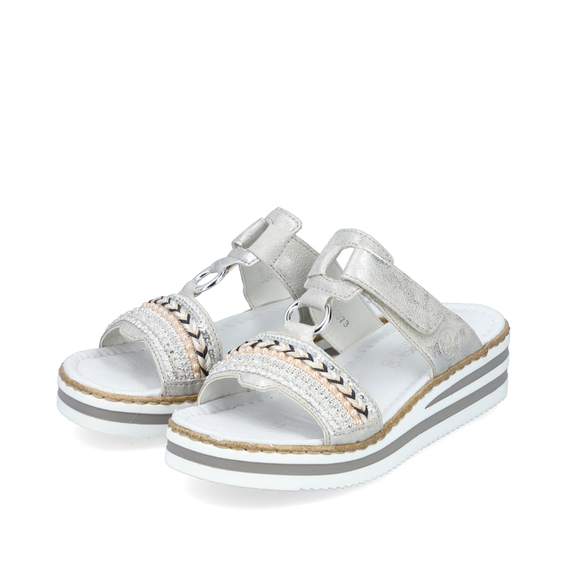 Graue Rieker Damen Pantoletten V02M6-40 mit modischen Flechtelementen. Schuhpaar seitlich schräg.