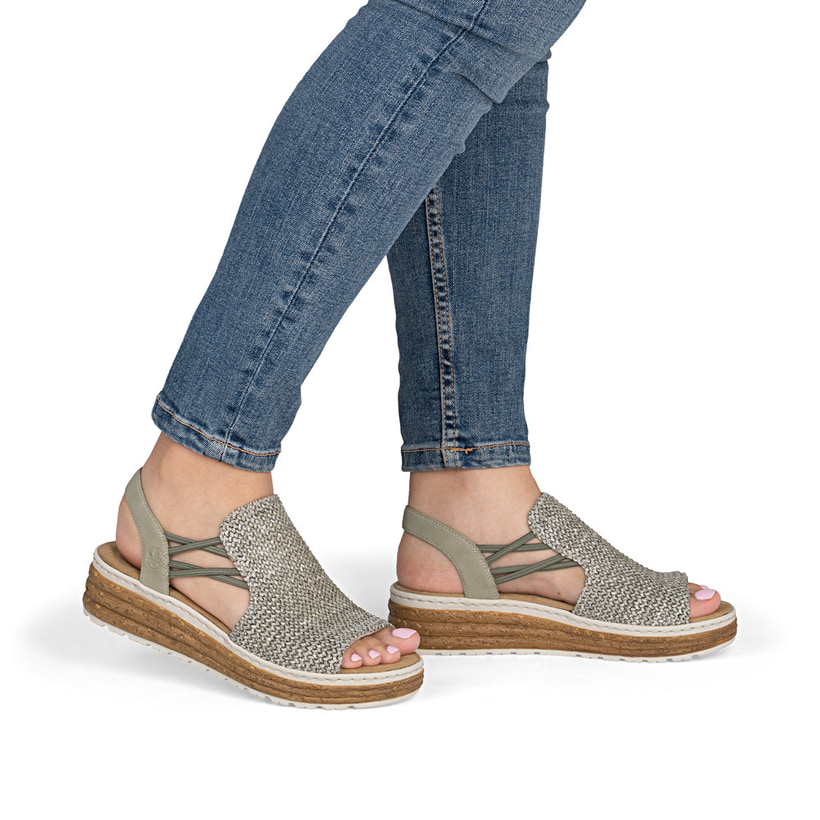 Khakifarbene Rieker Keilsandaletten 62741-52 mit Gummizug sowie der Extraweite H. Schuh am Fuß.