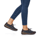 
Azurblaue Rieker Damen Slipper N3271-35 mit Gummizug sowie einer leichten Sohle. Schuh am Fuß