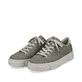 Grüne Rieker Damen Sneaker Low N59W2-52 mit einer Schnürung sowie Krokodiloptik. Schuhpaar seitlich schräg.