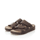 Braune Rieker Herren Pantoletten 25691-25 aus Rauleder mit einem Klettverschluss. Schuhpaar seitlich schräg.