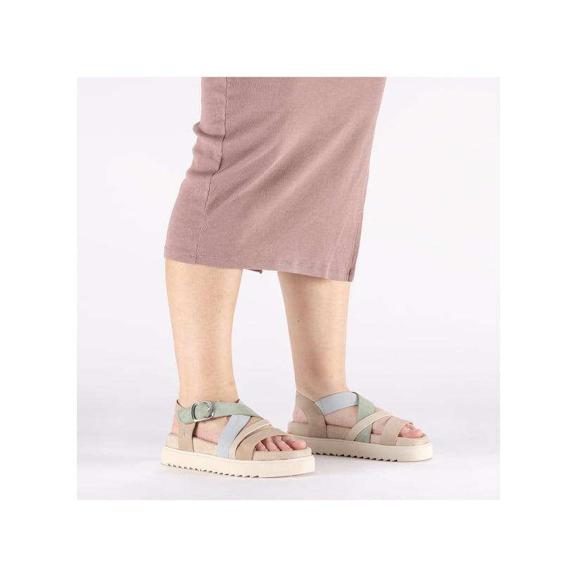 Mehrfarbige Rieker Damen Riemchensandalen V5663-60 mit trendiger Schnalle. Schuh am Fuß.
