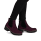 Dunkelrote Rieker Damen Chelsea Boots 79265-30 aus Rauleder mit einem Gummizug. Schuh am Fuß.