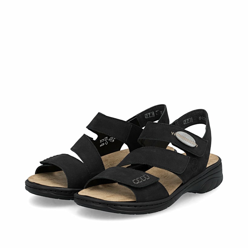 Schwarze Rieker Damen Riemchensandalen 64573-00 mit einem Klettverschluss. Schuhpaar seitlich schräg.