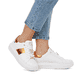 Weiße Rieker Damen Sneaker Low W1202-80 mit flexibler und ultra leichter Sohle. Schuh am Fuß.