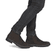 Dunkelbraune Rieker Herren Chelsea Boots 33180-28 aus Rauleder. Schuh am Fuß.