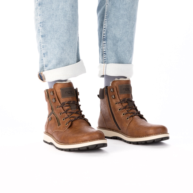 Braune Rieker Herren Schnürstiefel 38425-25 mit wasserabweisender TEX-Membran. Schuh am Fuß.