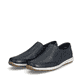 Blaue Rieker Herren Slipper 08868-15 mit Elastikeinsatz sowie Löcheroptik. Schuhpaar seitlich schräg.