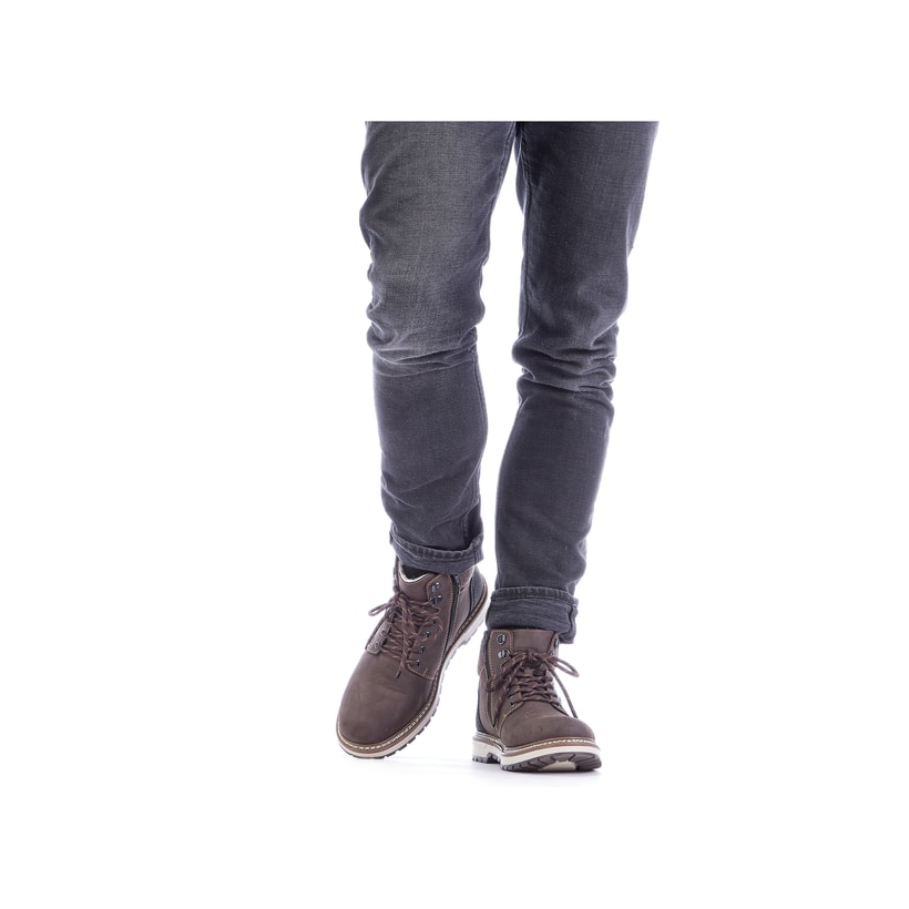 Tabakbraune Rieker Herren Schnürstiefel F3812-25 mit einer robusten Profilsohle. Schuh am Fuß