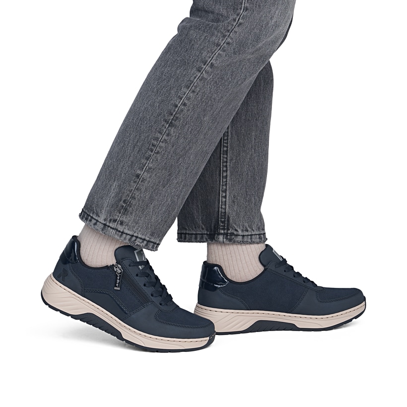 Dunkelblaue Rieker Damen Sneaker Low 53101-15 mit einem Reißverschluss. Schuh am Fuß.