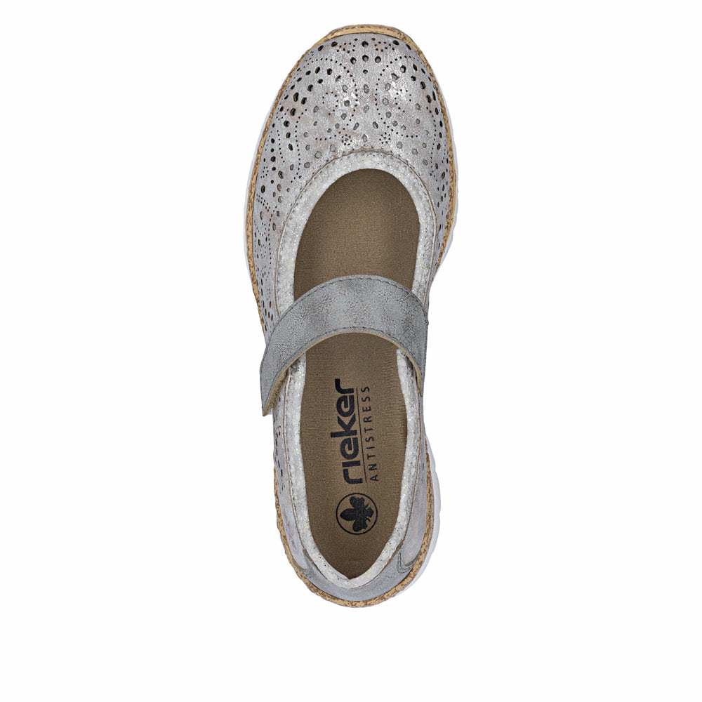 Beige Rieker Ballerinas N4299-90 mit metallischem Finish sowie Klettverschluss. Schuh von oben.