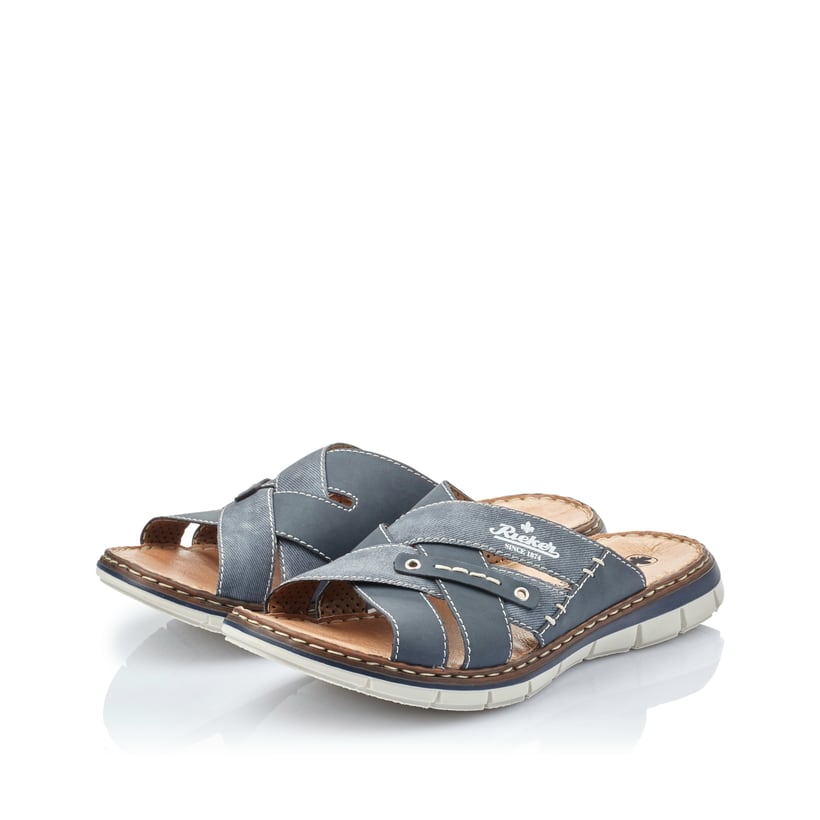 Blaue Rieker Herren Pantoletten 25199-14 mit der Komfortweite G 1/2. Schuhpaar seitlich schräg.