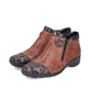 Braune Rieker Damen Kurzstiefel 58388-23 aus Glattleder mit dekorativer Blume. Schuhpaar seitlich schräg.