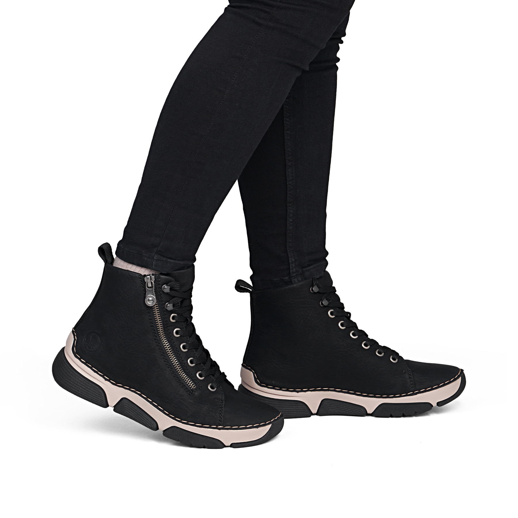Schwarze Rieker Damen Schnürstiefel 45920-01 mit markanter Anflechter-Naht. Schuh am Fuß.