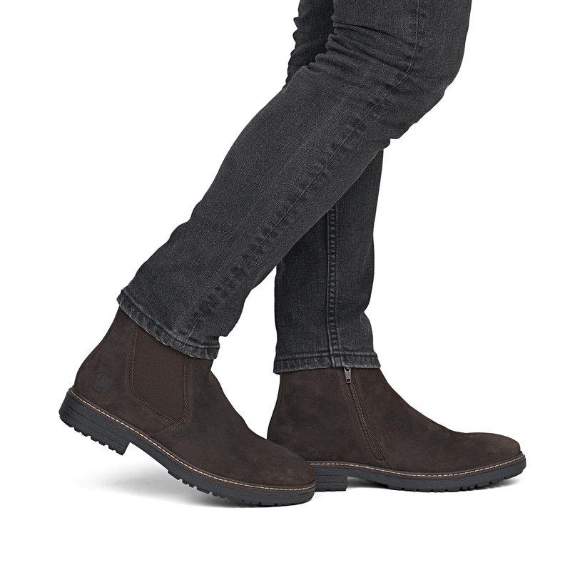 Dunkelbraune Rieker Herren Chelsea Boots 33180-28 aus Rauleder. Schuh am Fuß.