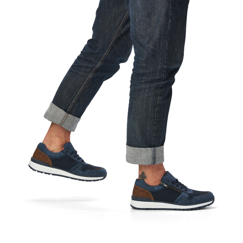 Blaue Rieker Herren Sneaker Low B9006-14 mit Reißverschluss sowie Extraweite H. Schuh am Fuß.