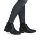 Schwarze Rieker Damen Chelsea Boots 77050-00 mit einem Gummizug. Schuh am Fuß.