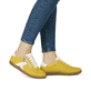 Gelbe Rieker Damen Sneaker Low L9700-68 mit einem Reißverschluss. Schuh am Fuß.
