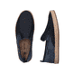 Blaue Rieker Herren Slipper B2661-14 mit einem Gummizug sowie der Komfortweite G. Schuh von oben, liegend.