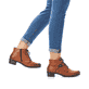 
Karamellbraune Rieker Damen Stiefeletten Y0742-24 mit Schnürung und Reißverschluss. Schuh am Fuß