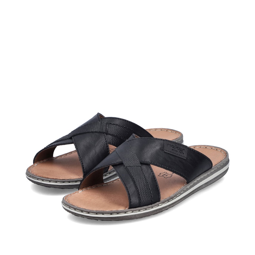 Schwarze Rieker Herren Pantoletten 21082-00 aus Glattleder mit Komfortweite G. Schuhpaar seitlich schräg.