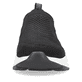 Schwarze Rieker Herren Slipper B5062-00 mit Elastikeinsatz sowie Löcheroptik. Schuh von vorne.