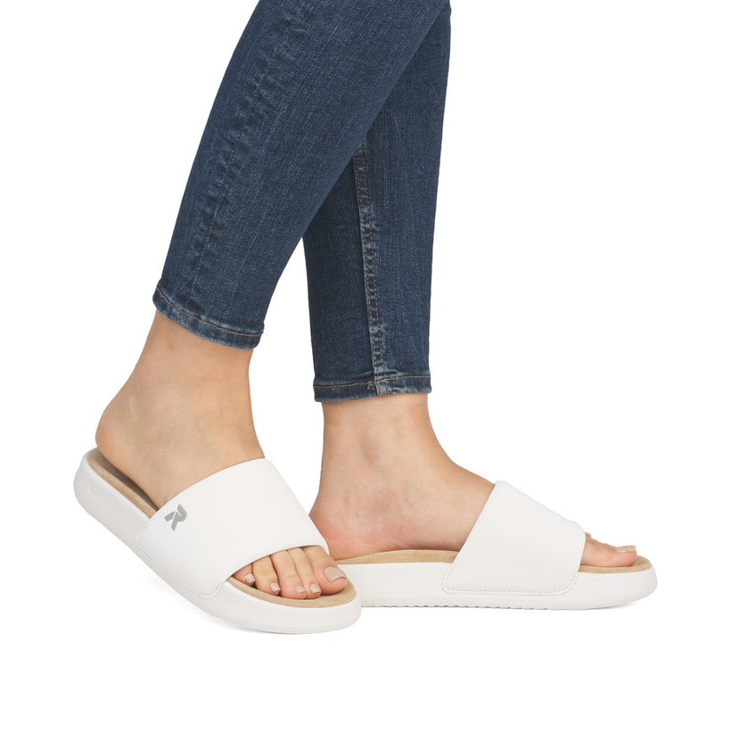 Weiße Rieker Damen Pantoletten W3250-80 mit ultraleichter und dämpfender Sohle. Schuh am Fuß.