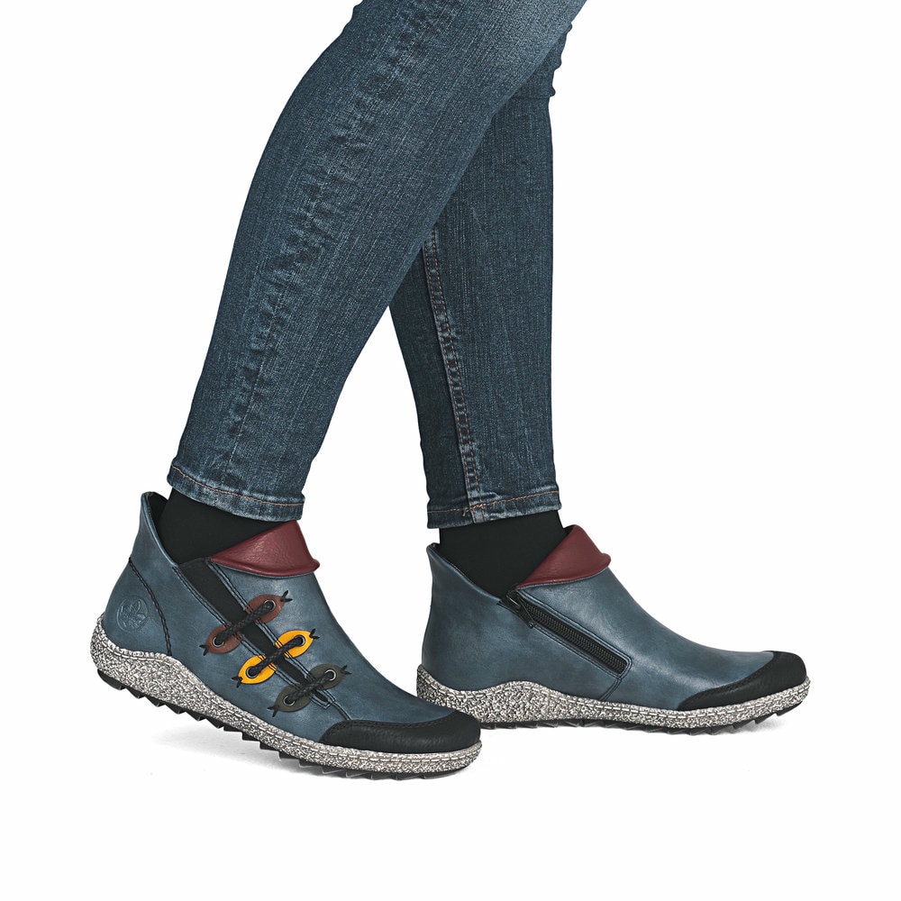 Ozeanblaue Rieker Damen Slipper Z7582-00 mit einer Profilsohle. Schuh am Fuß