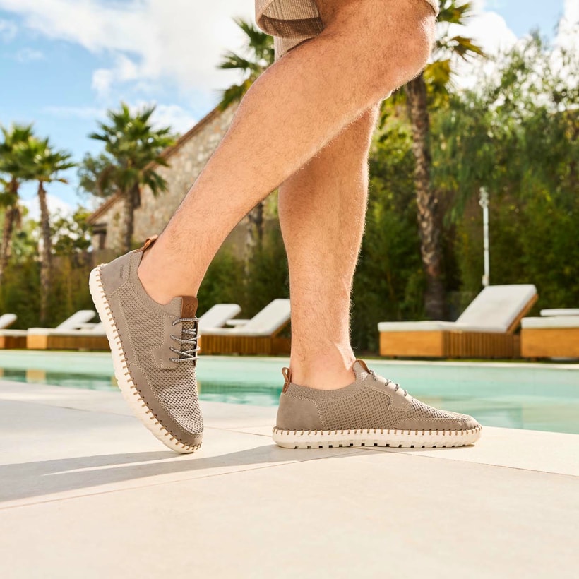 Beige Rieker Herren Slipper B2953-64 mit einem Gummizug sowie Komfortweite G 1/2. Schuh am Model.