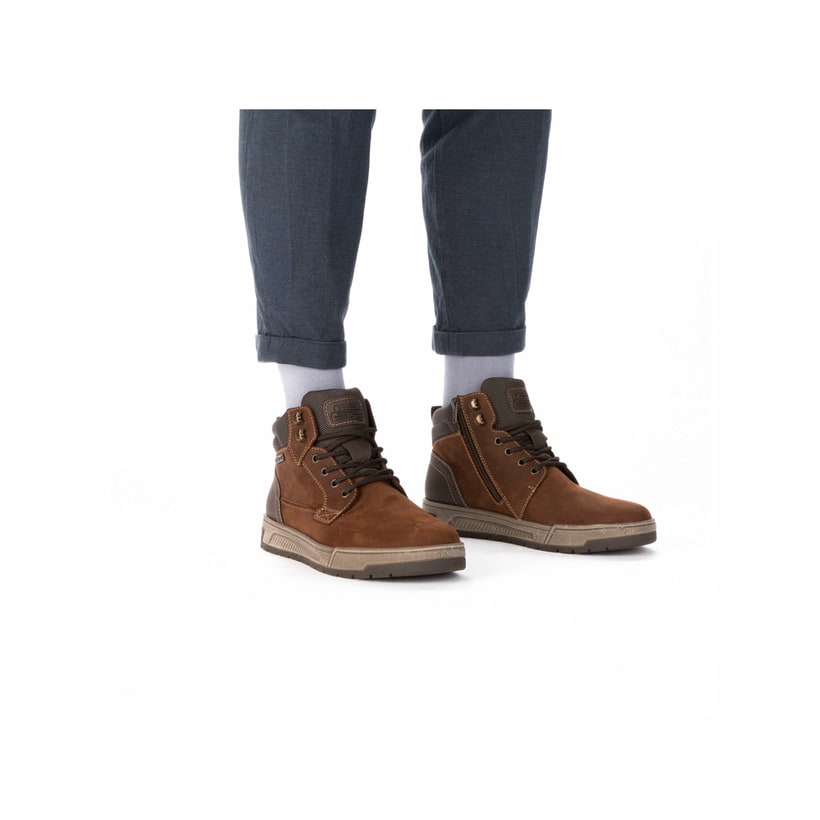 Braune Rieker Herren Schnürstiefel 36040-23 aus Rauleder. Schuh am Fuß.