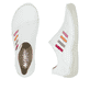 Weiße Rieker Damen Slipper 52560-80 mit Gummizug sowie extra weicher Decksohle. Schuh von oben, liegend.