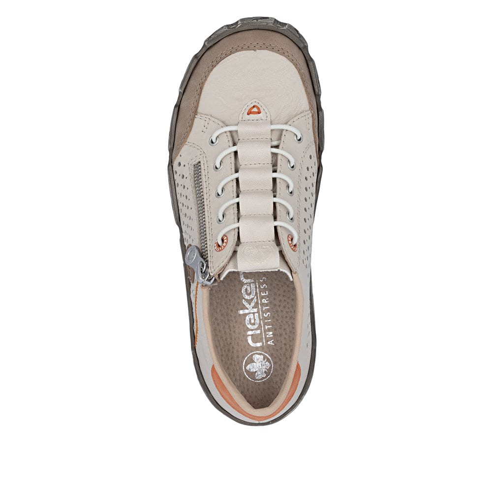 Beige Rieker Damen Slipper L0355-61 aus Glattleder mit eleganten Zierlochungen. Schuh von oben.