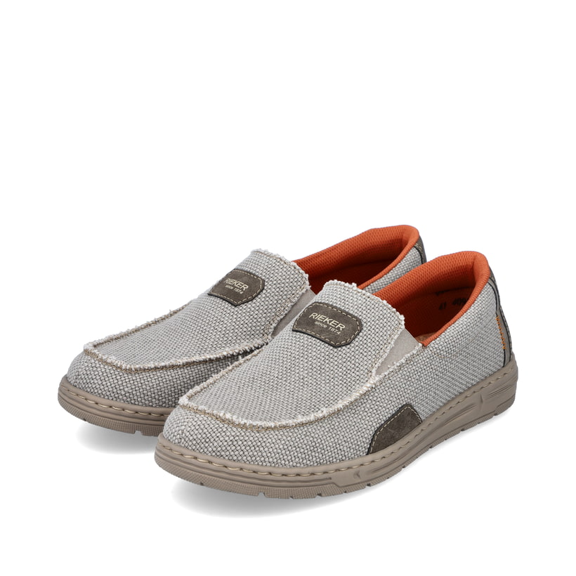 Beige Rieker Herren Slipper 08651-62 mit einem Gummizug sowie der Extraweite H. Schuhpaar seitlich schräg.