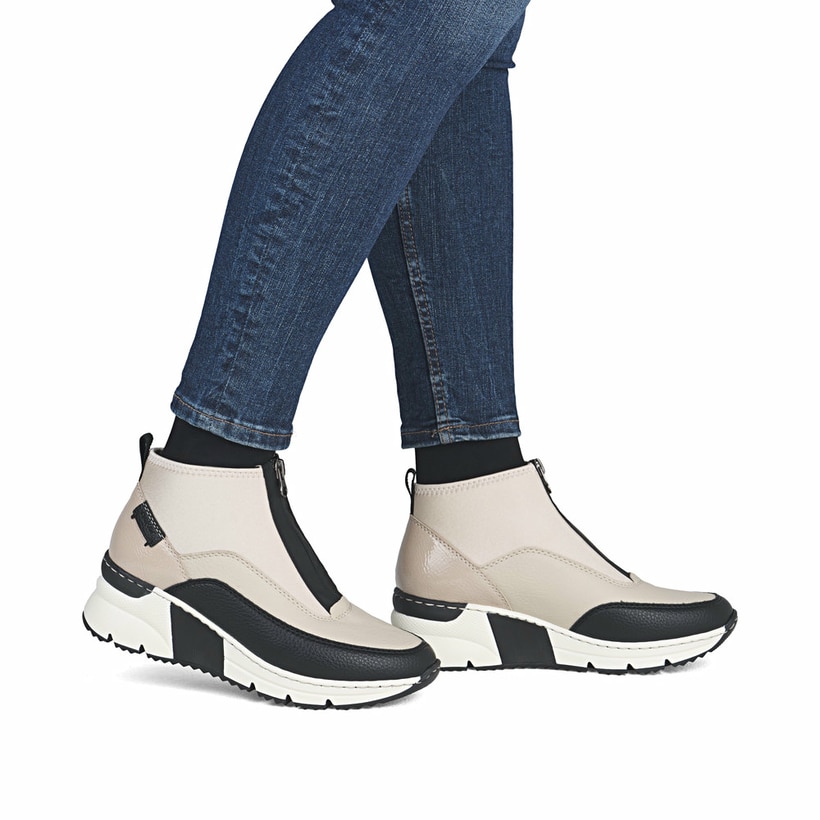 Beige Rieker Damen Sneaker High N6352-60 mit leichter und dämpfender Sohle. Schuh am Fuß.