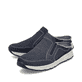 Blaue Rieker Herren Clogs B0760-14 mit einem Gummizug sowie der Komfortweite G. Schuhpaar seitlich schräg.