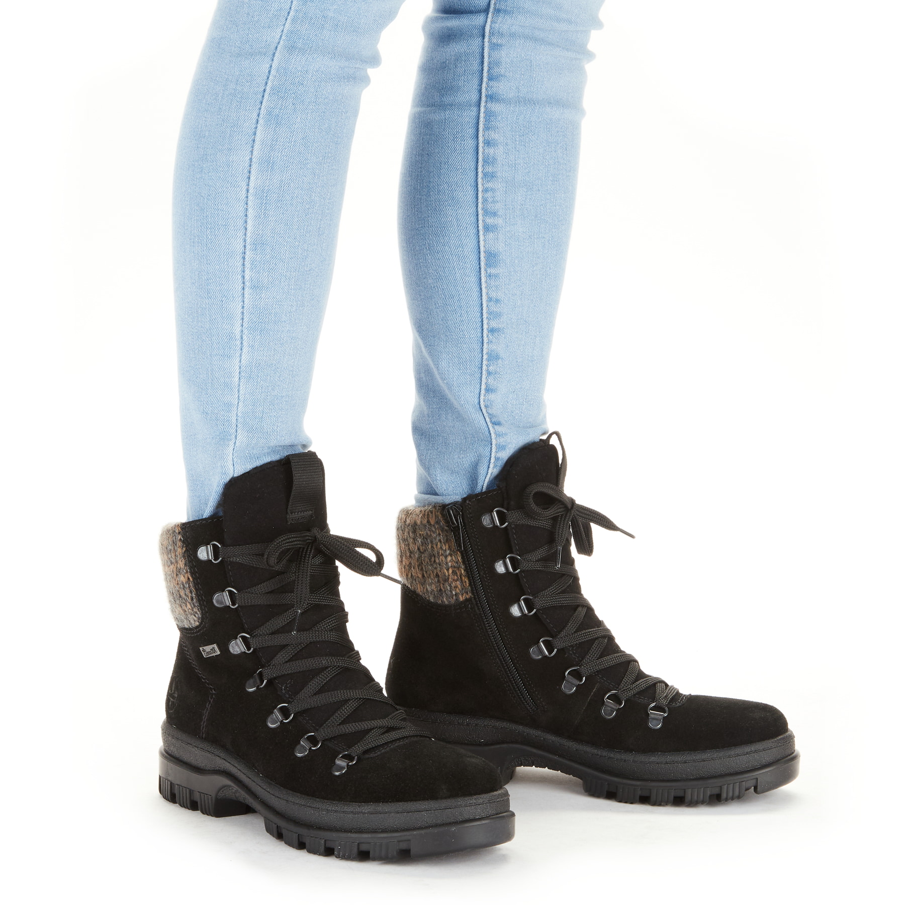 Schwarze Rieker Damen Schnürstiefel X8200-00 aus Rauleder mit Flip-Grip Sohle. Schuh am Fuß.