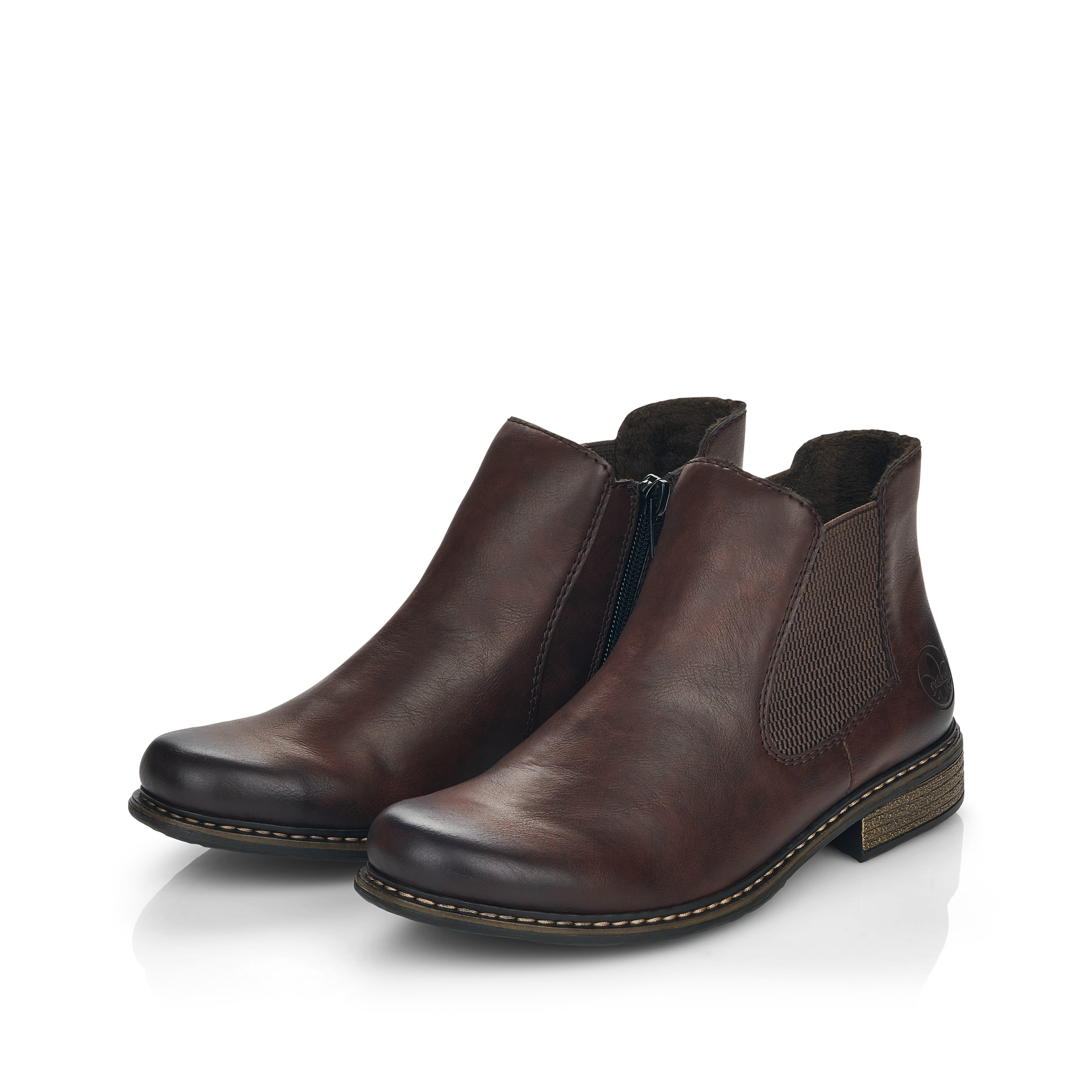 Espressobraune Rieker Damen Chelsea Boots Z4994-26 mit Reißverschluss. Schuhpaar schräg.