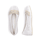 Weiße Rieker Ballerinas L3062-80 mit Schmuckelementen. Schuh von oben, liegend.