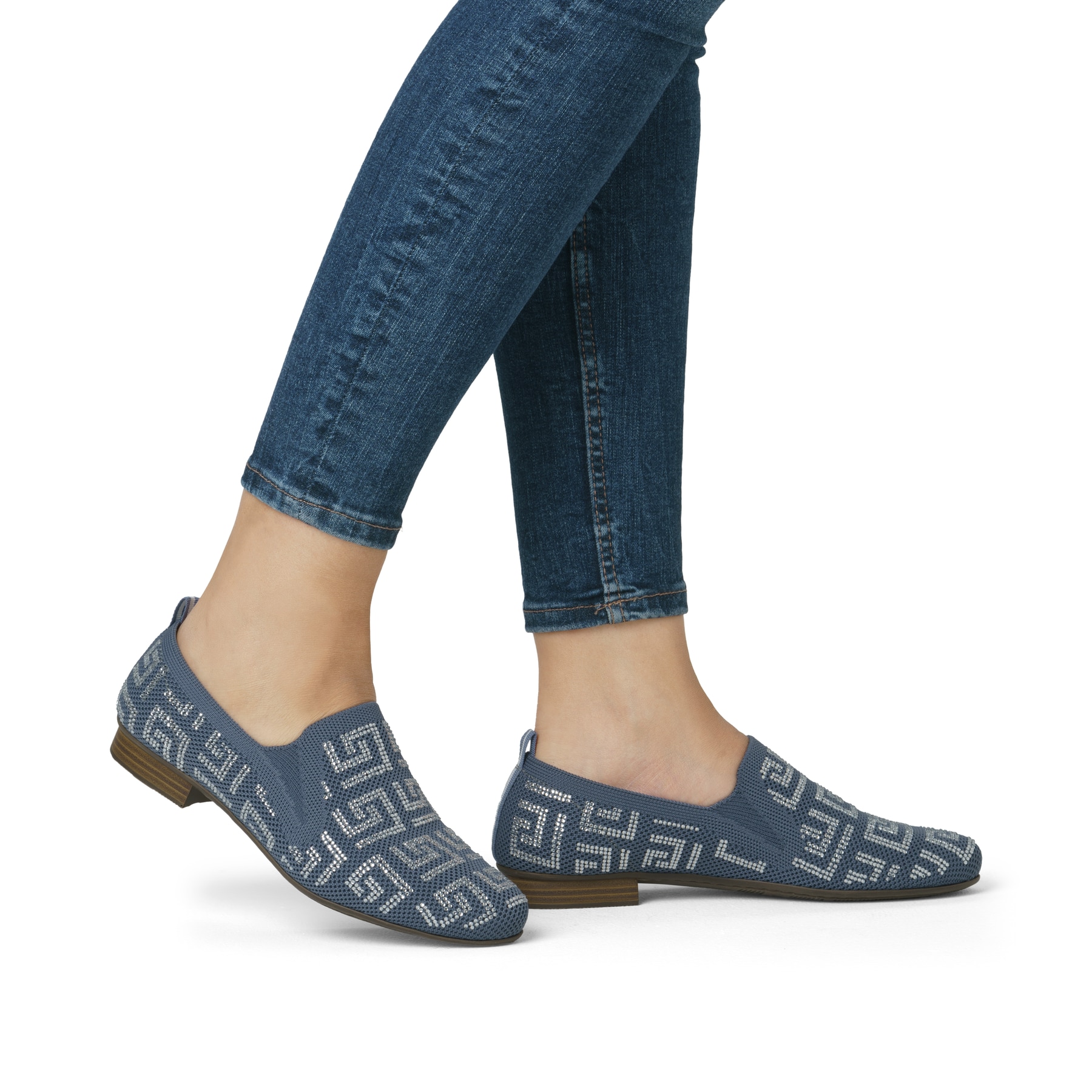 Blaue Rieker Damen Loafer 51953-12 mit Gummizug sowie extra weicher Decksohle. Schuh am Fuß.
