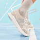 Beige Rieker Damen Sneaker Low M9000-60 mit Gummischnürung sowie flexibler Sohle. Schuh am Model.